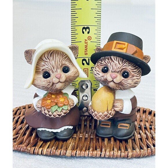 Vintage Hallmark Fall Harvest Pilgrim Chipmunk Salt & Pepper Shakers w/ Tray - Picture 3 of 11